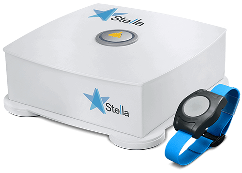 Das Gerät "My Stella" - ein weißes Kästchen mit einem blauen Stern und der Aufschrift "Stella". Obenauf eine Taste mit einer Glocke. Daneben eine Art Uhr mit Alarm-Knopf und blauem Band.